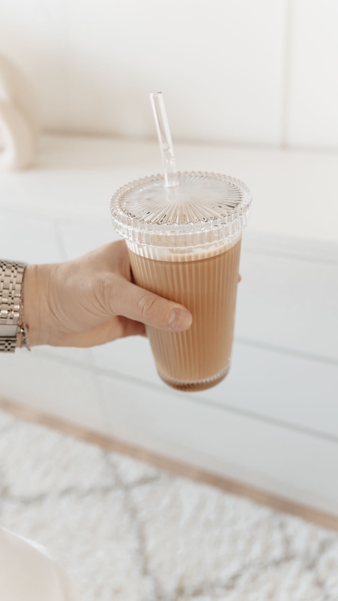 Glasbecher gerippt inkl. Strohhalm