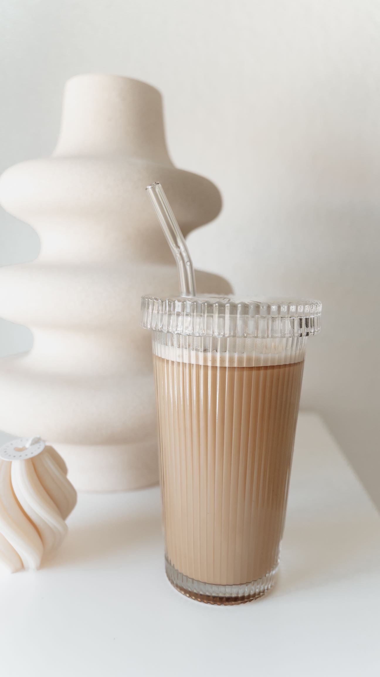 Glasbecher gerippt inkl. Strohhalm
