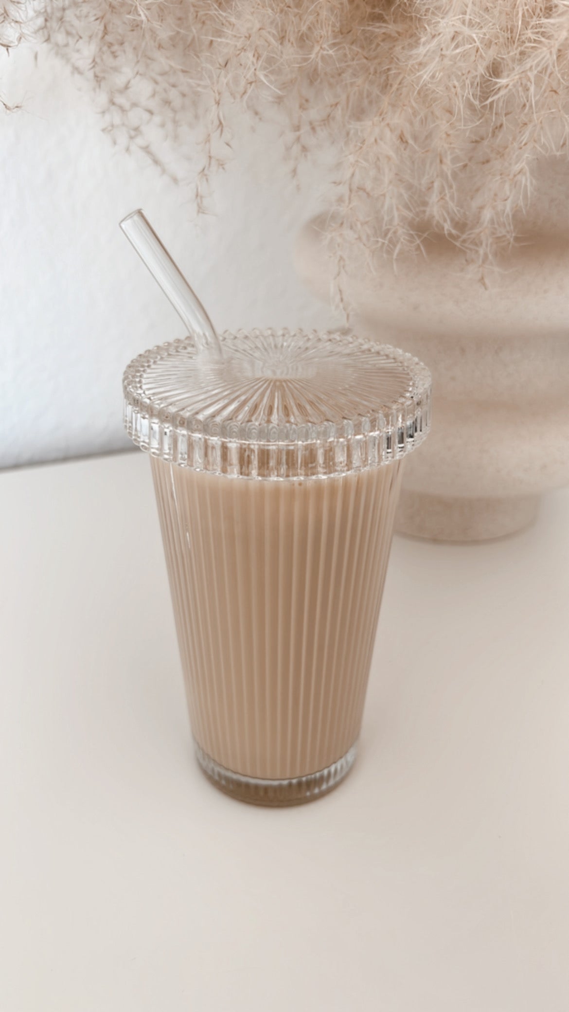 Glasbecher gerippt inkl. Strohhalm
