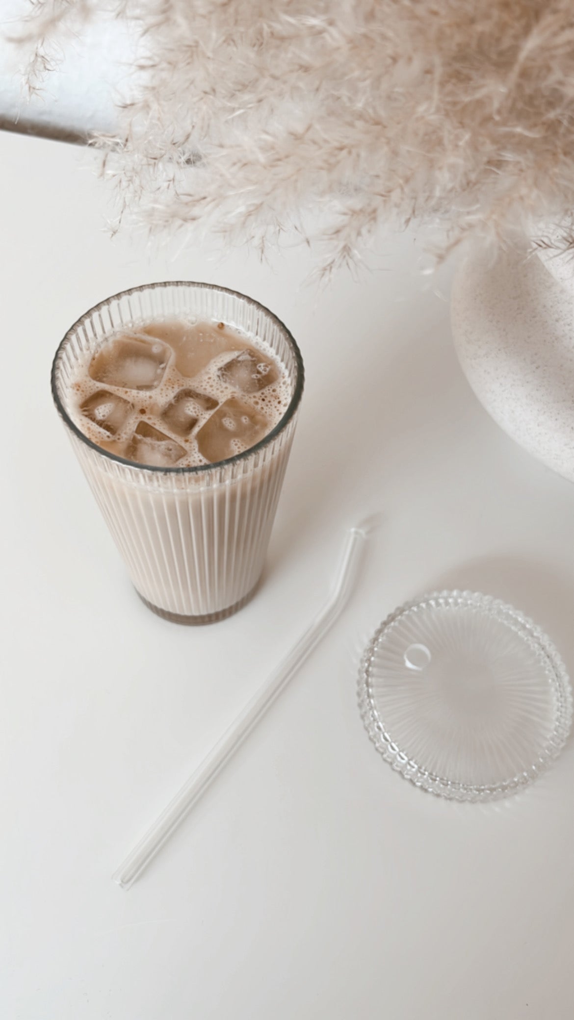 Glasbecher gerippt inkl. Strohhalm