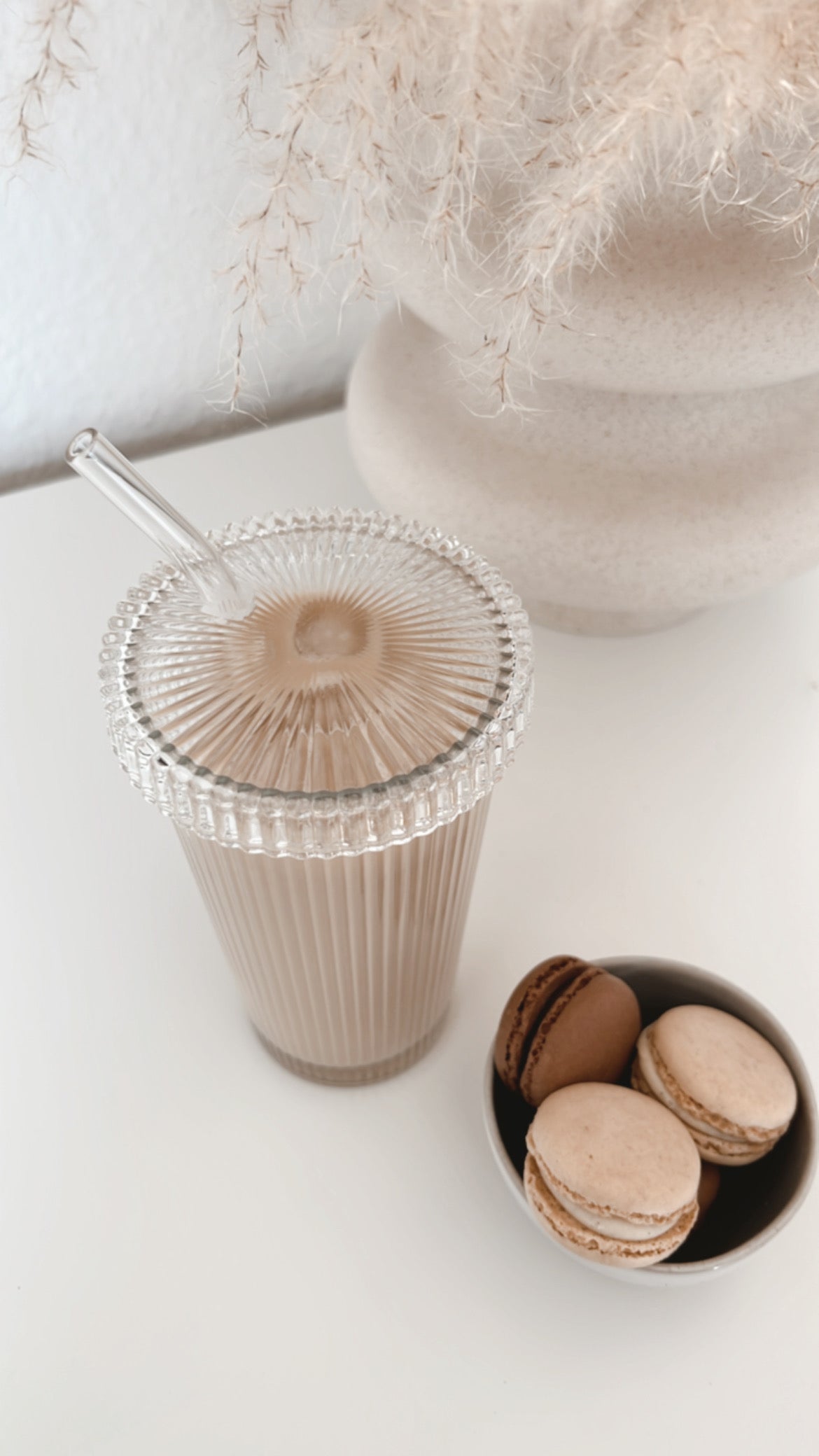 Glasbecher gerippt inkl. Strohhalm