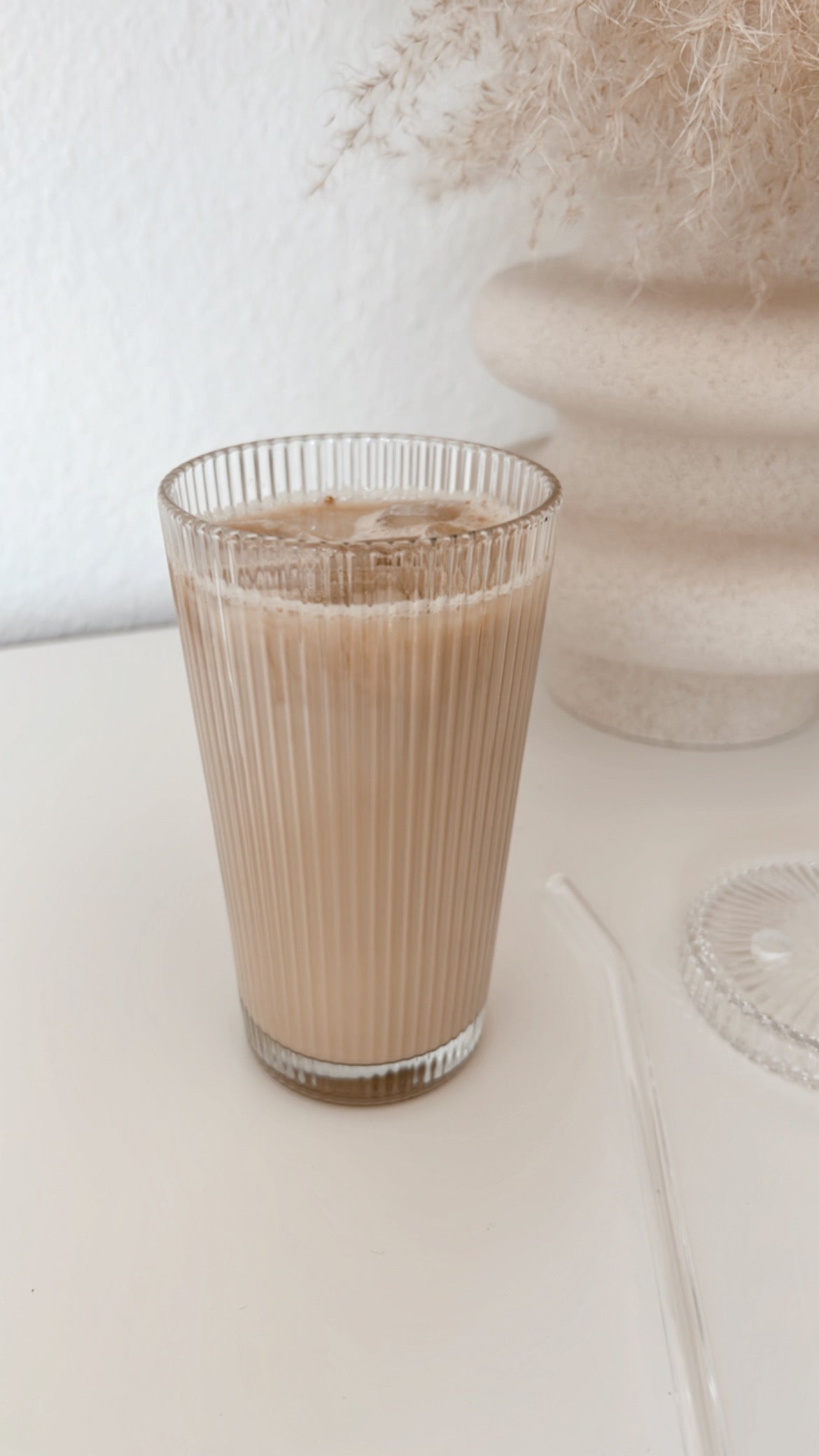 Glasbecher gerippt inkl. Strohhalm