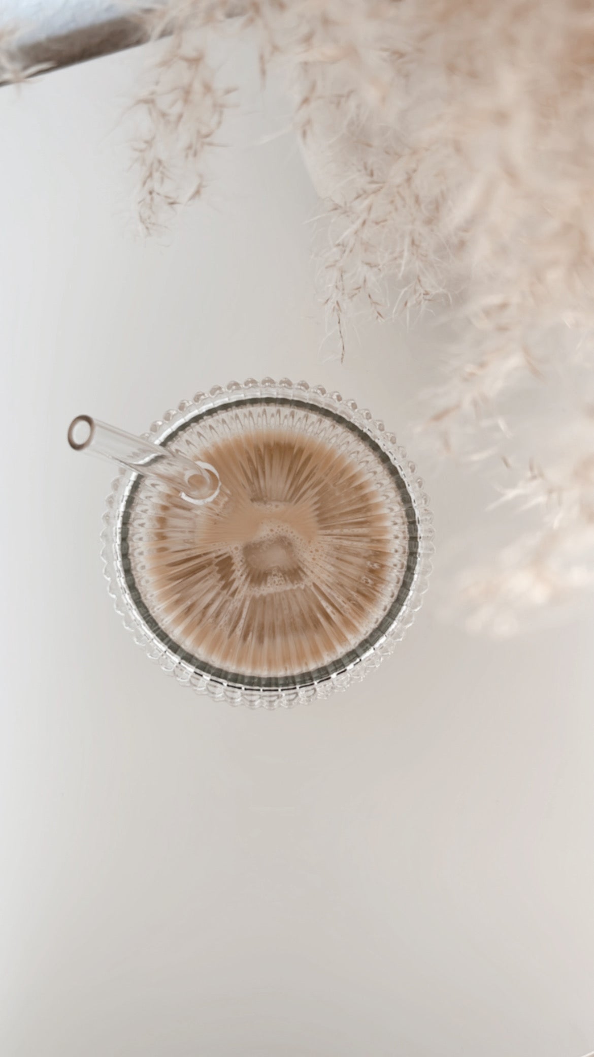 Glasbecher gerippt inkl. Strohhalm