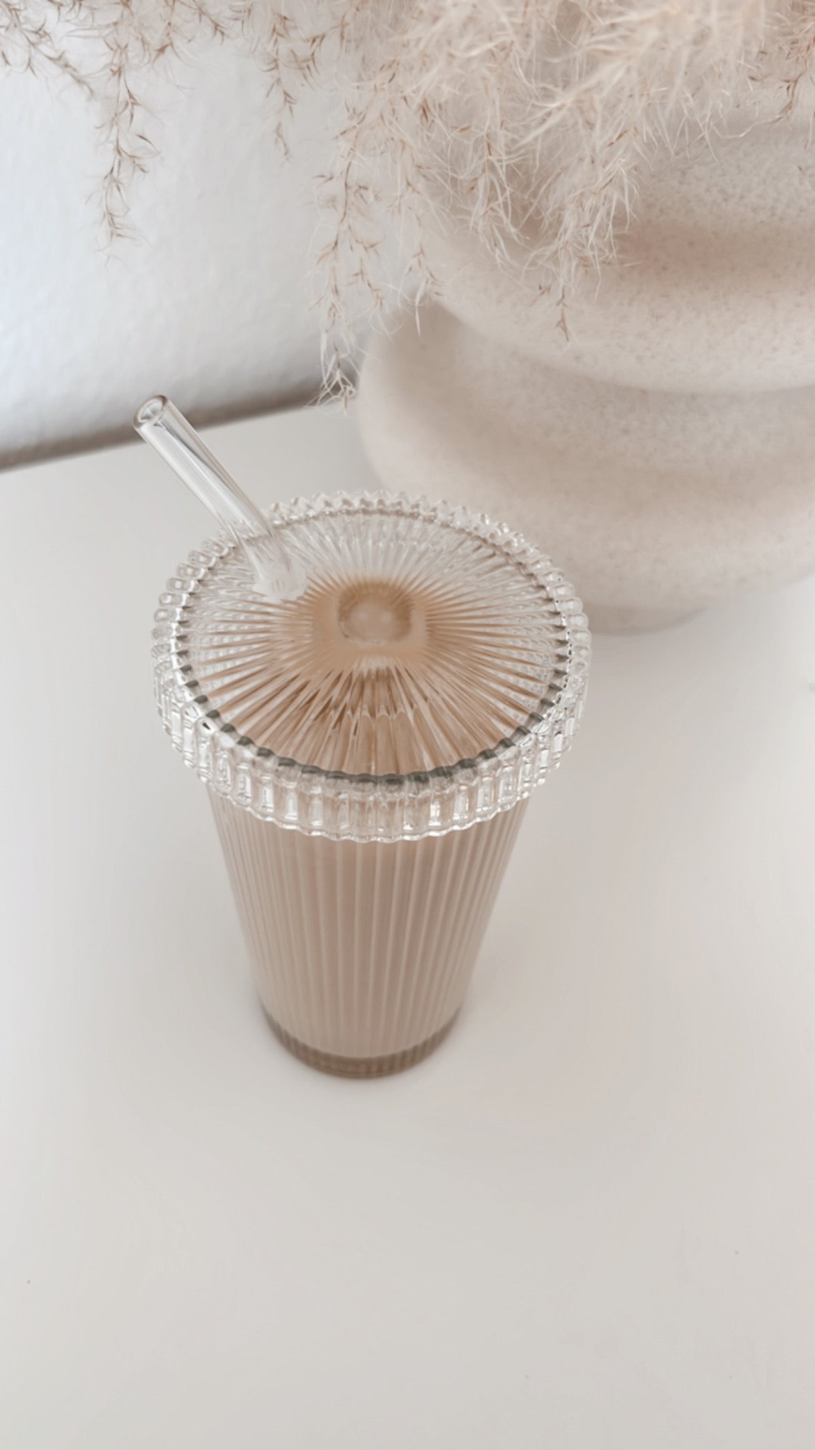 Glasbecher gerippt inkl. Strohhalm