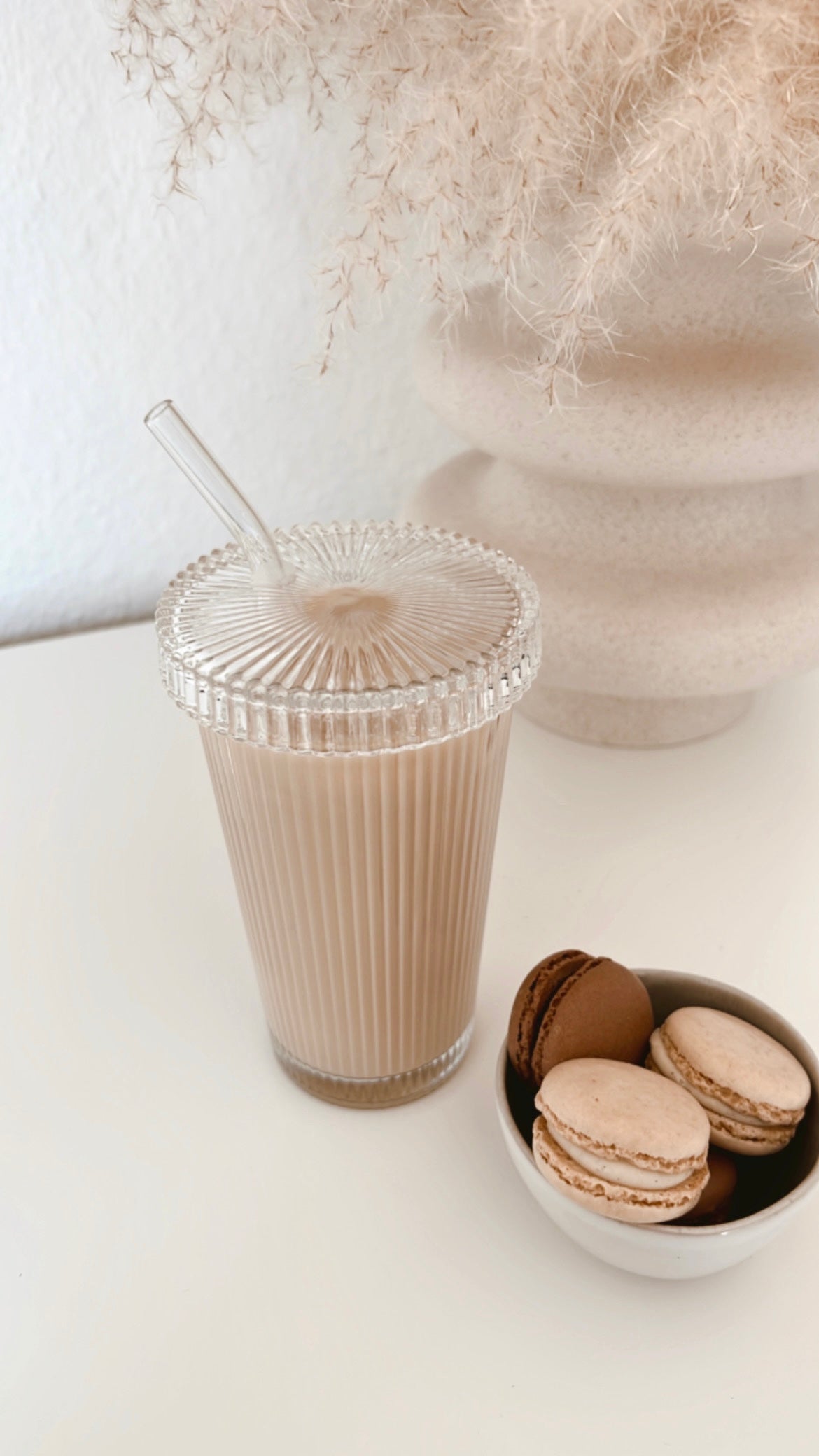 Glasbecher gerippt inkl. Strohhalm