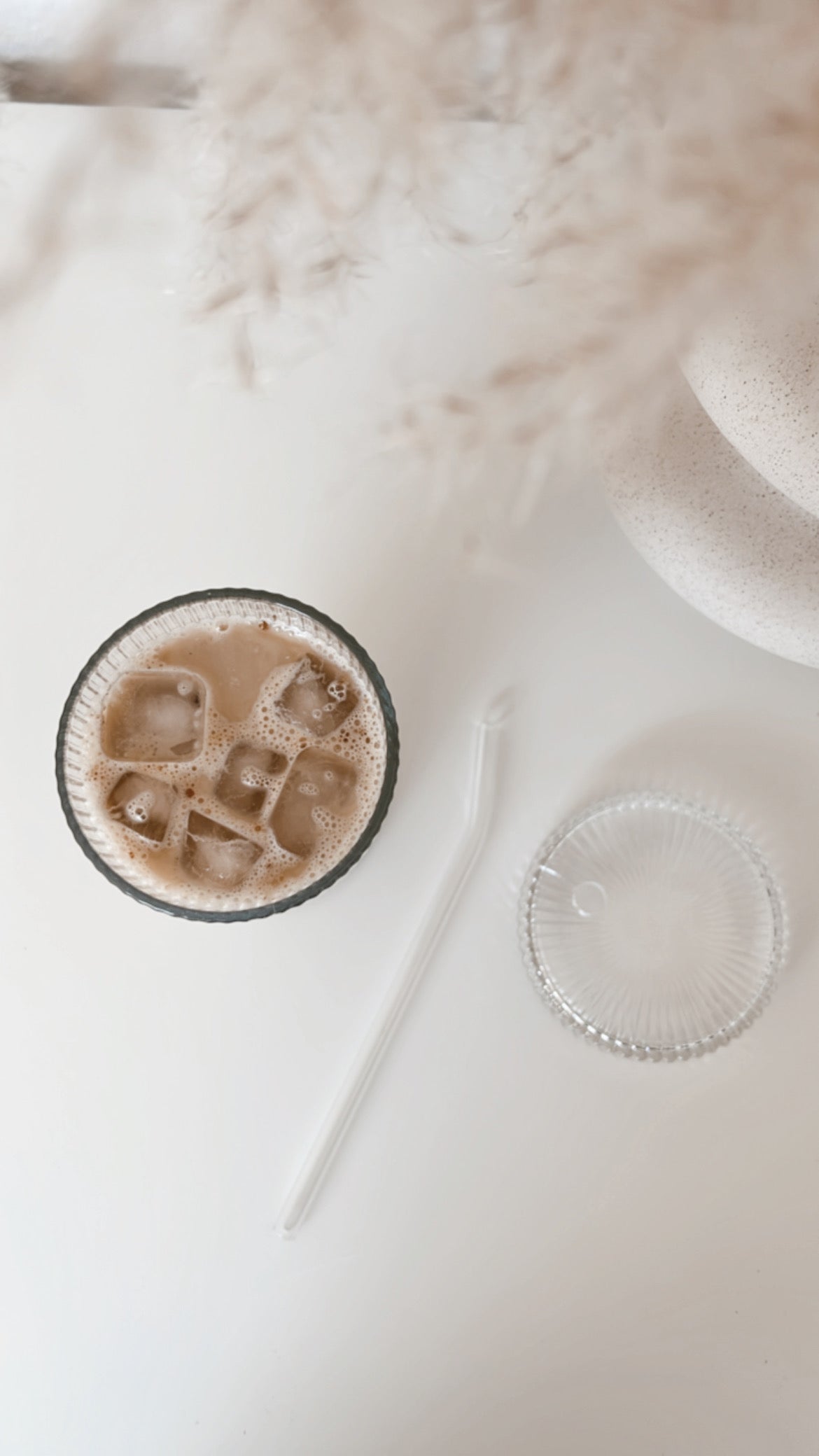 Glasbecher gerippt inkl. Strohhalm